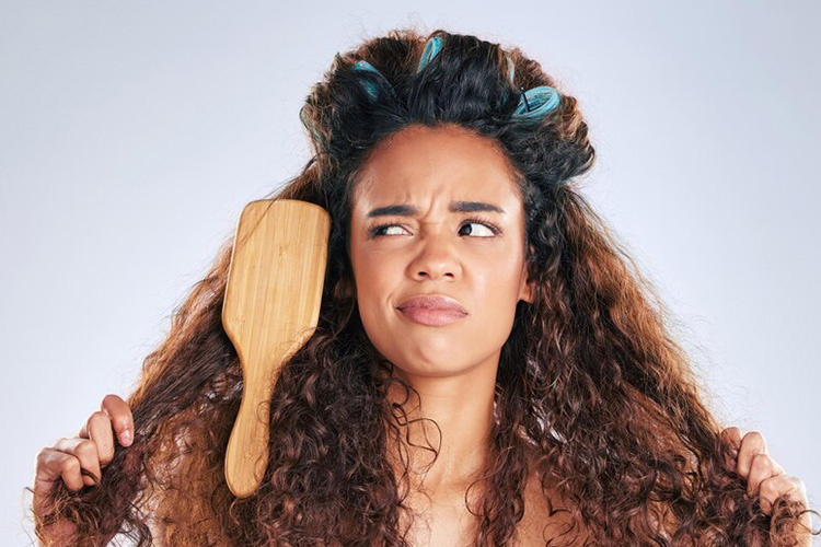 شانه زدن و برس کشیدن نادرست می تواند به مو آسیب بزند.